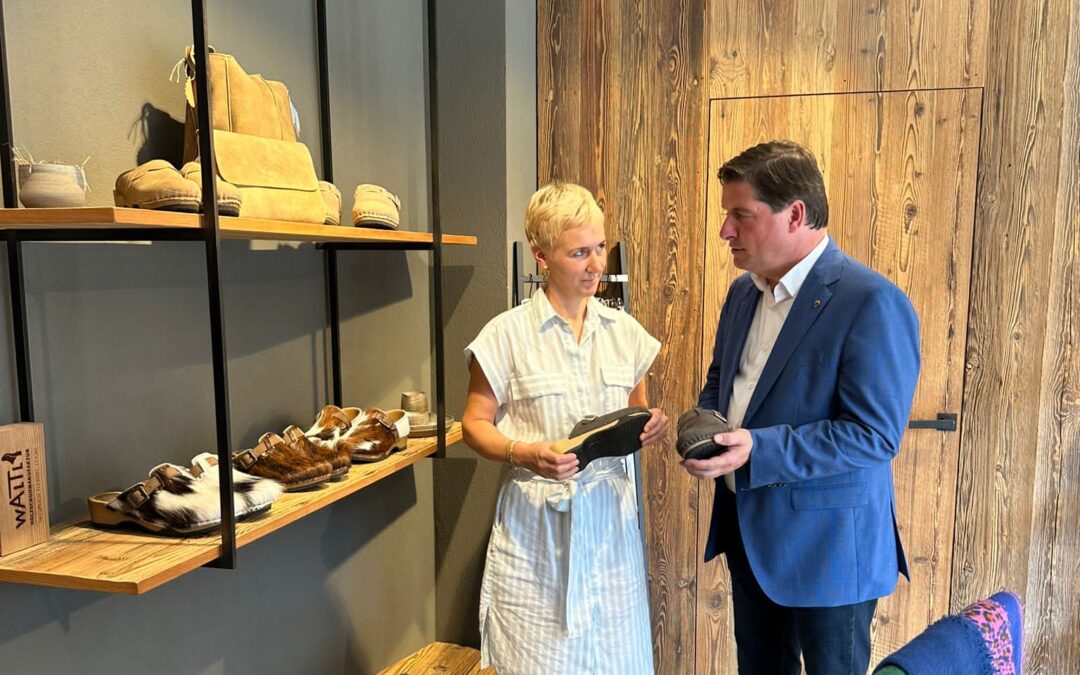 Wirtschaftsbund Kitzbühel im Gespräch mit der Waltl Holzschuhmanufaktur
