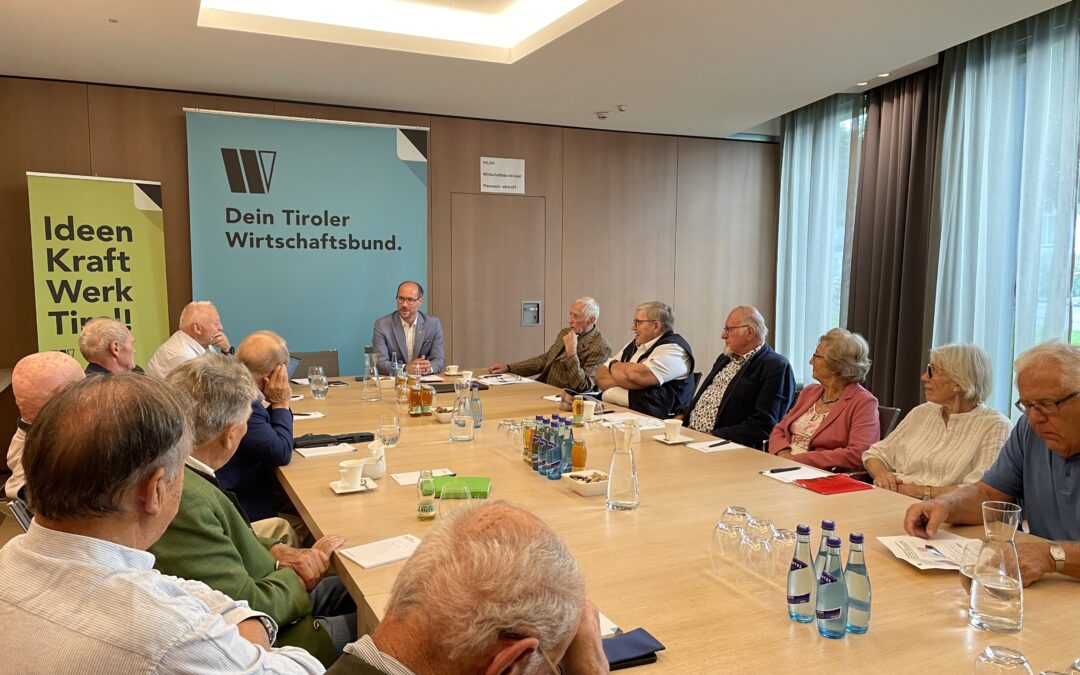 Landesrat Mario Gerber und Vizebürgermeister Johannes Anzengruber diskutieren mit den Senioren des Wirtschaftsbundes über die aktuelle Lage in Innsbruck und Tirol