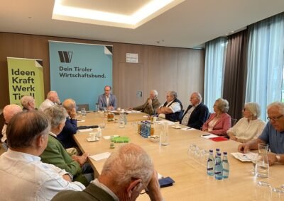 Landesrat Mario Gerber und Vizebürgermeister Johannes Anzengruber diskutieren mit den Senioren des Wirtschaftsbundes über die aktuelle Lage in Innsbruck und Tirol