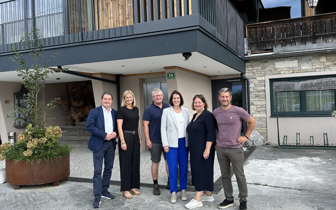 Wirtschaftliche Impulse im Bezirk Kitzbühel: Hotelmodernisierung und kreative Medienproduktion