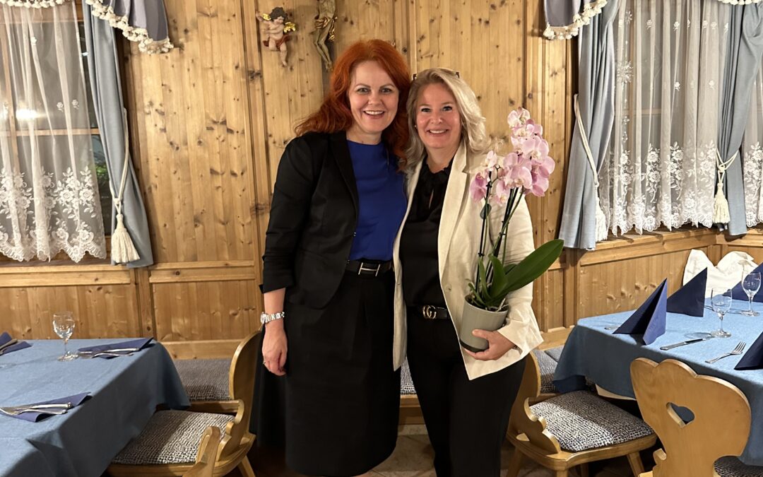 WB–Bezirksobfrau LRin Cornelia Hagele gratuliert Rebecca Kirchbaumer zur Wahl als WK-Bezirksobfrau Innsbruck-Land
