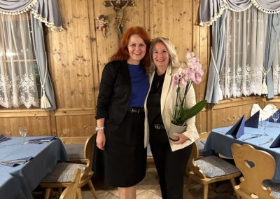 WB–Bezirksobfrau LRin Cornelia Hagele gratuliert Rebecca Kirchbaumer zur Wahl als WK-Bezirksobfrau Innsbruck-Land