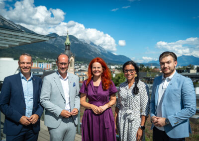 Sommertour in Innsbruck: LRin Cornelia Hagele mit LR Mario Gerber bei UNIQA und Mavie